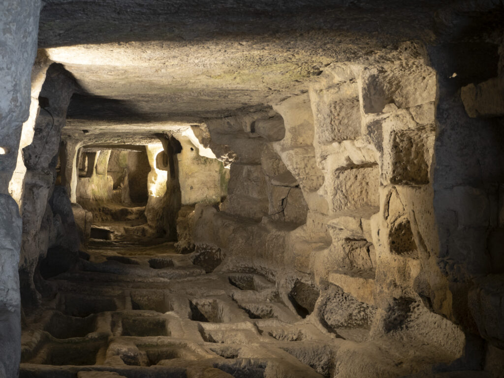 ancient cava d'ispica catacombs larderia cave sicily